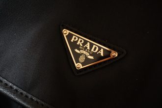 Você conhece a grife de luxo Prada? Então, Venha saber tudo sobre os óculos incríveis dessa marca!