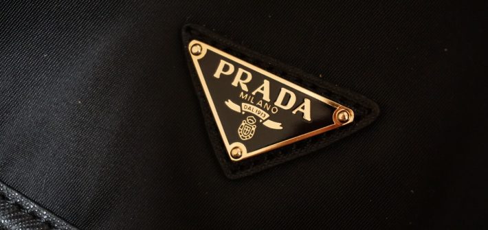 Você conhece a grife de luxo Prada? Então, Venha saber tudo sobre os óculos incríveis dessa marca!
