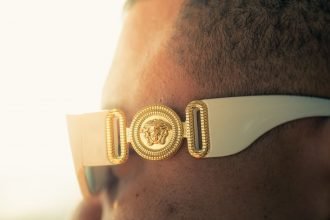 Venha conhecer um pouco da história da marca Versace!