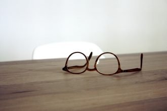 Conheça tudo sobre o óculos Oliver People!