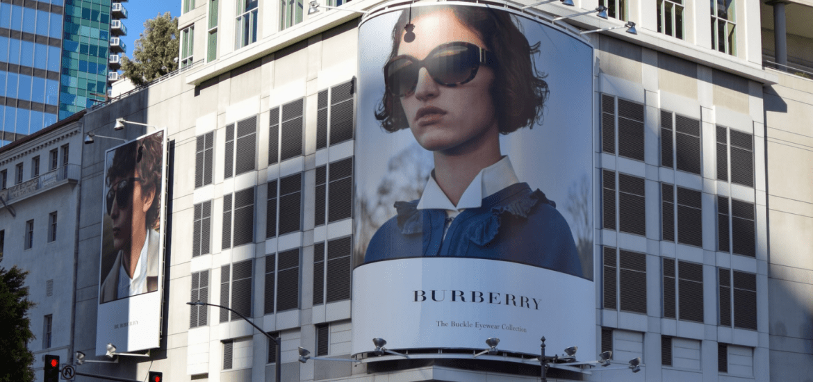 vitrine com modelos usando óculos Burberry masculino e feminino