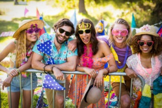 amigos no carnaval caracterizados com ideias de fantasias para quem usa oculos
