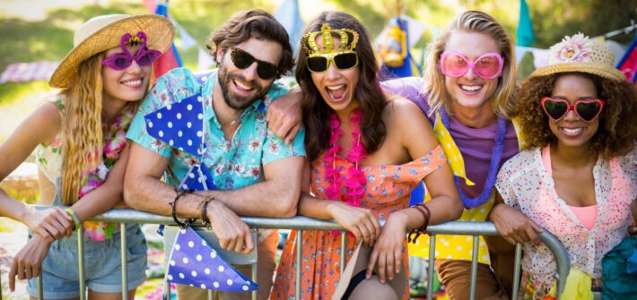amigos no carnaval caracterizados com ideias de fantasias para quem usa oculos