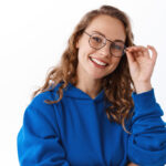 jovem mulher usando armação de óculos fina e lentes com grau