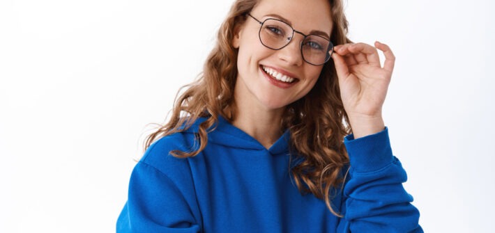 jovem mulher usando armação de óculos fina e lentes com grau