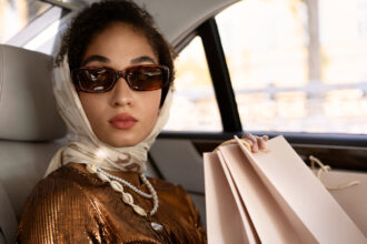 mulher-rica-de-vista-lateral-dentro-do-carro-usando-oculos-burberry-original