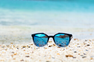 oculos-polarizado-de-sol-na-areia