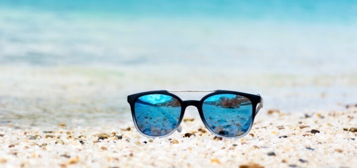 oculos-polarizado-de-sol-na-areia