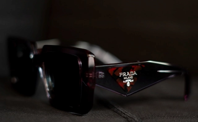 Óculos Prada Original de sol preto com detalhes vermelhos