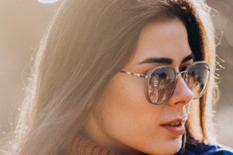 mulher com casaco e óculos com looks de inverno