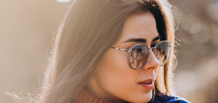mulher com casaco e óculos com looks de inverno