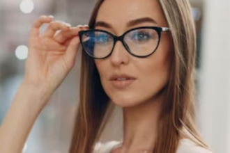 Mulher escolhendo óculos para utilizar no ano novo.