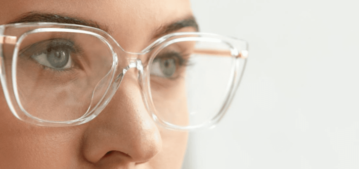 mulher usando óculos de grau transparente um dos lançamentos de armação de óculos de grau da moda