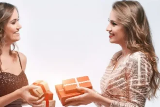 dois-amigos-de-mulheres-felizes-trocando-presentes-no-dia-das-mulheres
