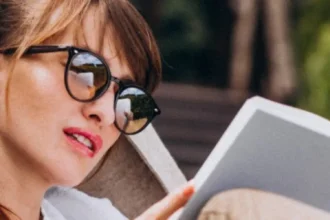 mulher lendo com óculos para descanso de visão