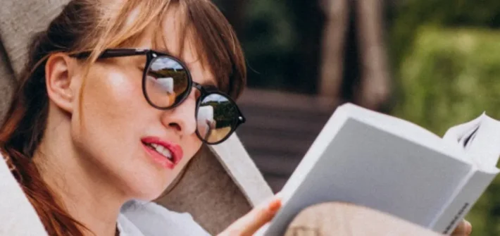 mulher lendo com óculos para descanso de visão