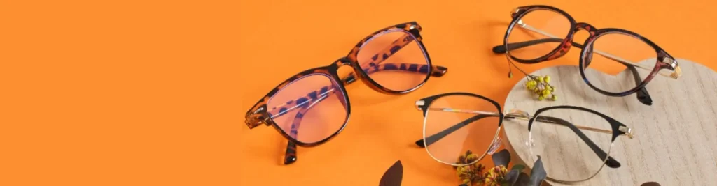 Diferentes tipos de armação de óculos em um fundo laranja