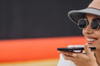 mulher de chapeu com óculos escuros sabendo como cuidar dos óculos durante a sua viagem