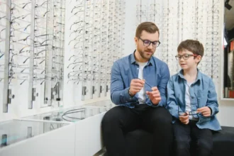 Pai e filho escolhendo um óculos de luxo