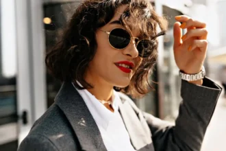 Mulher usando óculos de luxo elegante