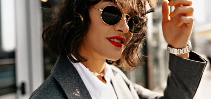 Mulher usando óculos de luxo elegante