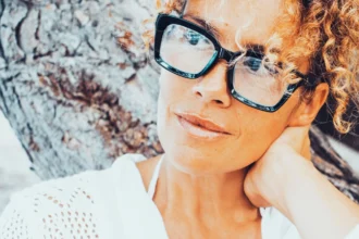 Mulher de meia idade usando óculos de grau de armação quadrada