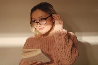 mulher-usando-oculos-de-leitura-segurando-livro