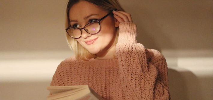 mulher-usando-oculos-de-leitura-segurando-livro