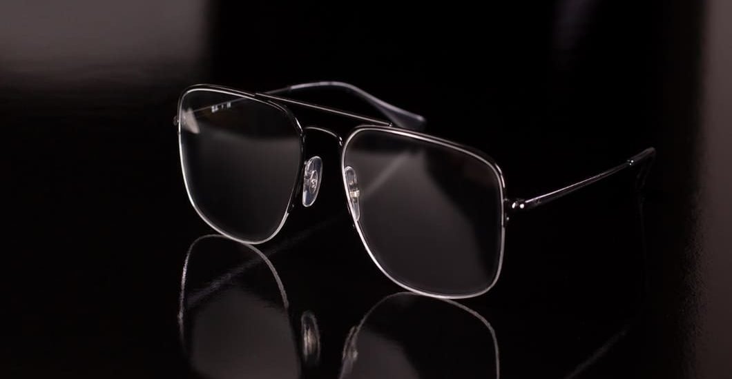 oculos-tods-de-grau-aviador-sobre-um-fundo-preto