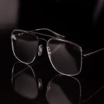 oculos-tods-de-grau-aviador-sobre-um-fundo-preto