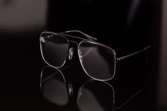 oculos-tods-de-grau-aviador-sobre-um-fundo-preto