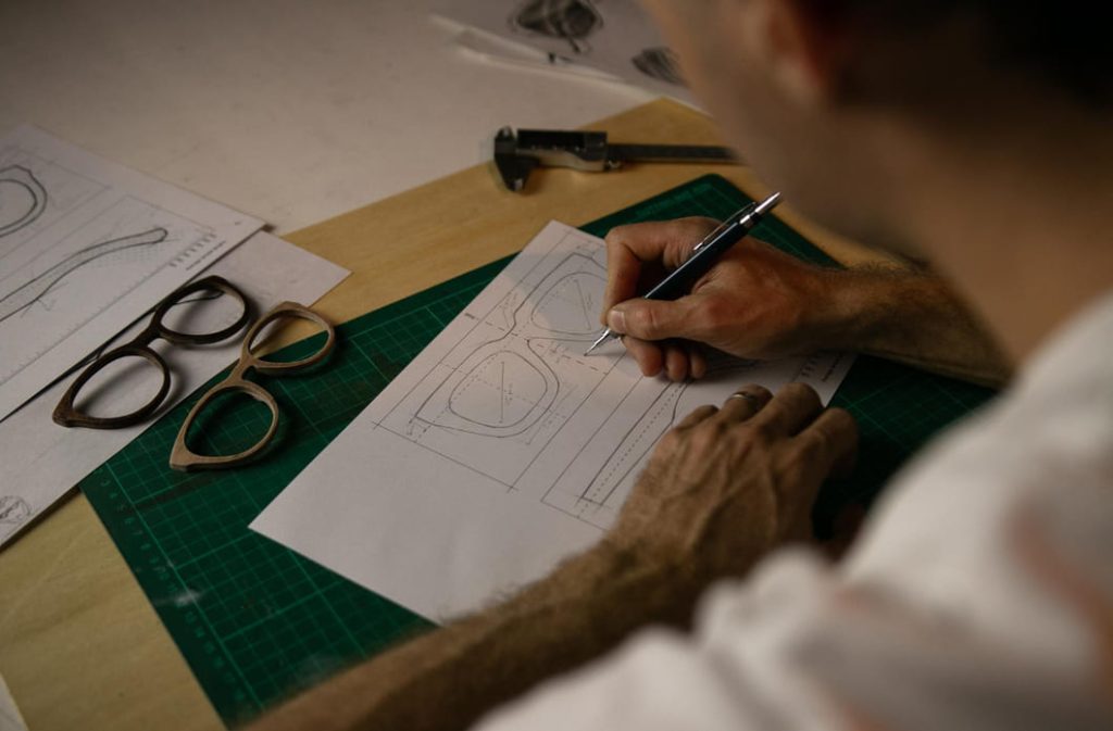 homem-vista-de-cima-desenhando-oculos-de-grife