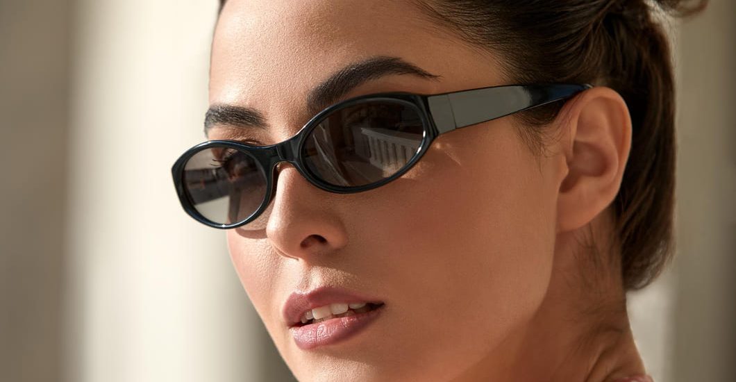 mulher-morena-usando-oculos-de-sol-salvatore-ferragamo-eyewear