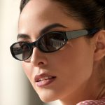 mulher-morena-usando-oculos-de-sol-salvatore-ferragamo-eyewear