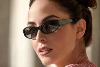 mulher-morena-usando-oculos-de-sol-salvatore-ferragamo-eyewear