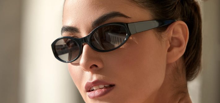 mulher-morena-usando-oculos-de-sol-salvatore-ferragamo-eyewear