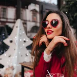 Mulher usando óculos de luxo como um presente de natal criativo