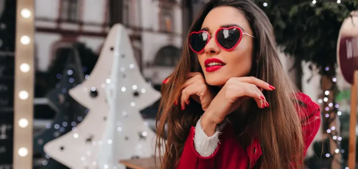 Mulher usando óculos de luxo como um presente de natal criativo