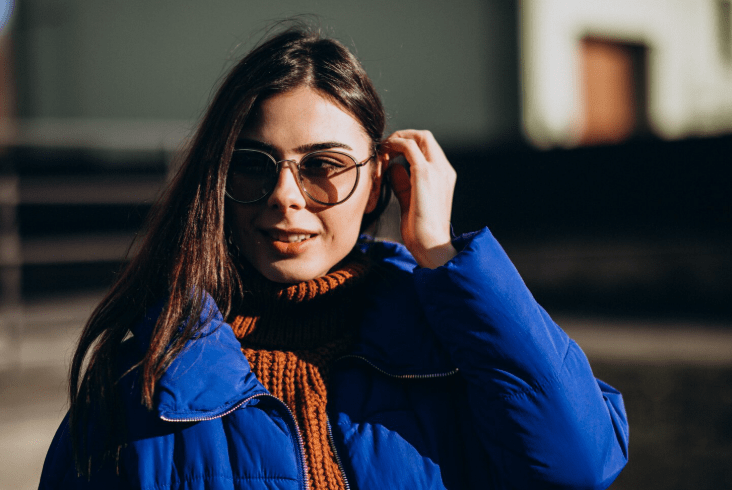 Jovem usando óculos para estilo com look casual e moderno ao ar livre, valorizando personalidade e tendência.