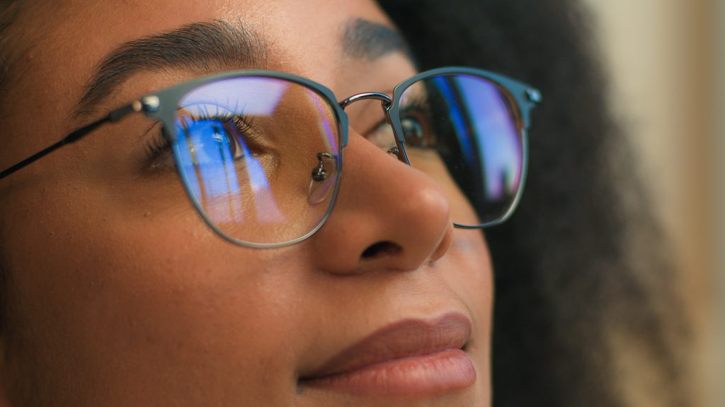 mulher jovem com um oculos estiloso e elegante