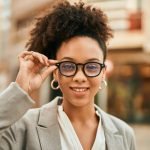 mulher afro descendente utilizando oculos com cor de armacao que combina com o tom da pele