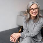 mulher com cabelo grisalho e armação de oculos de grau que combina com a cor do cabelo (2)