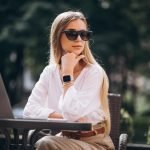 mulher usando armacao de oculos de luxo de alta qualidade (1)