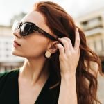 mulher usando oculos tartaruga