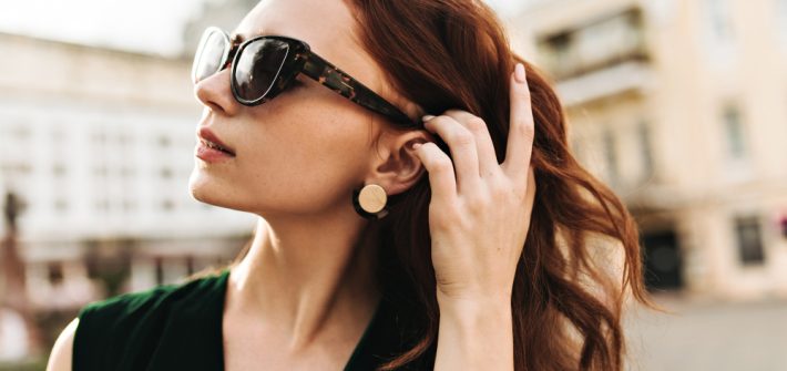 mulher usando oculos tartaruga